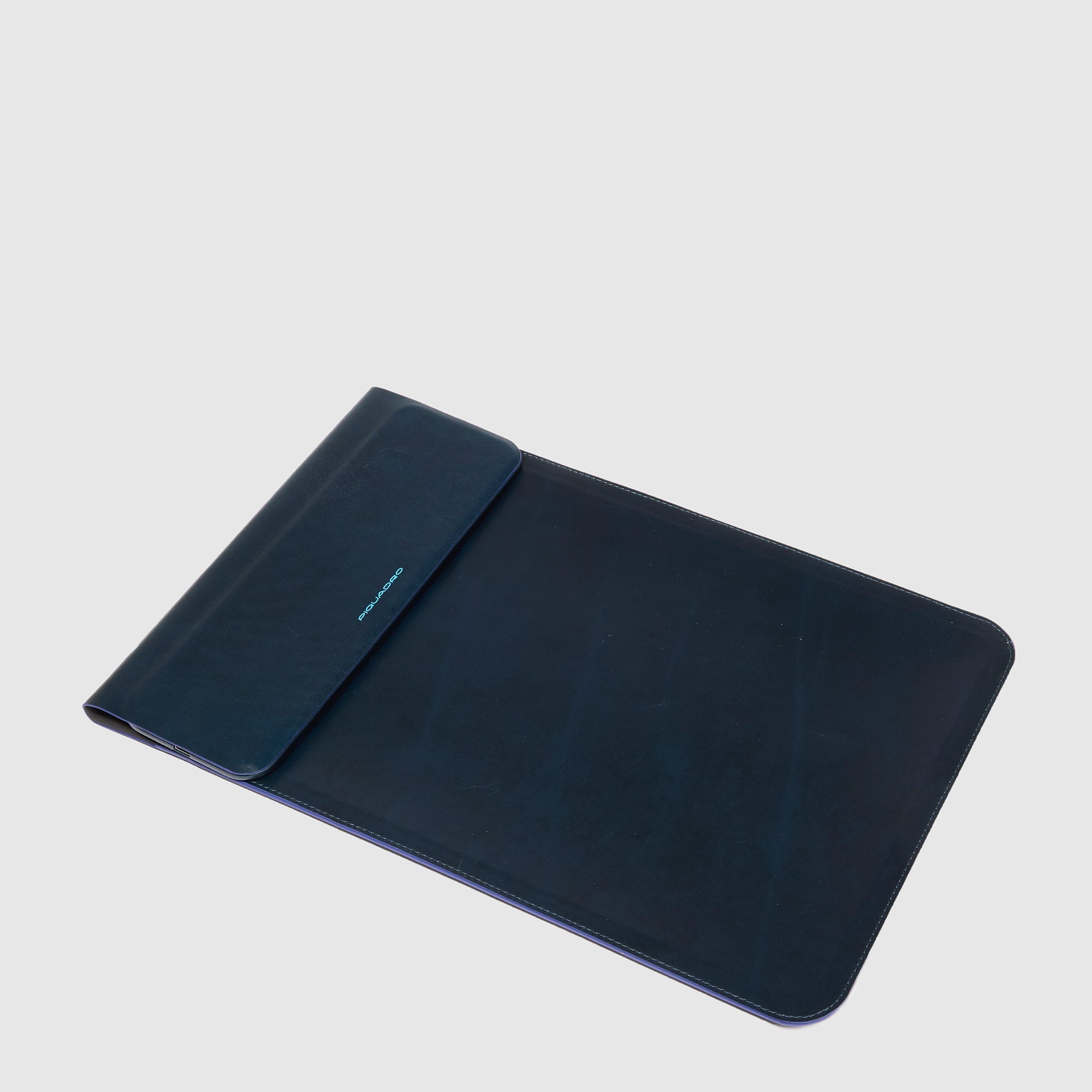 Laptop sleeve with 15W wireless charging - 1