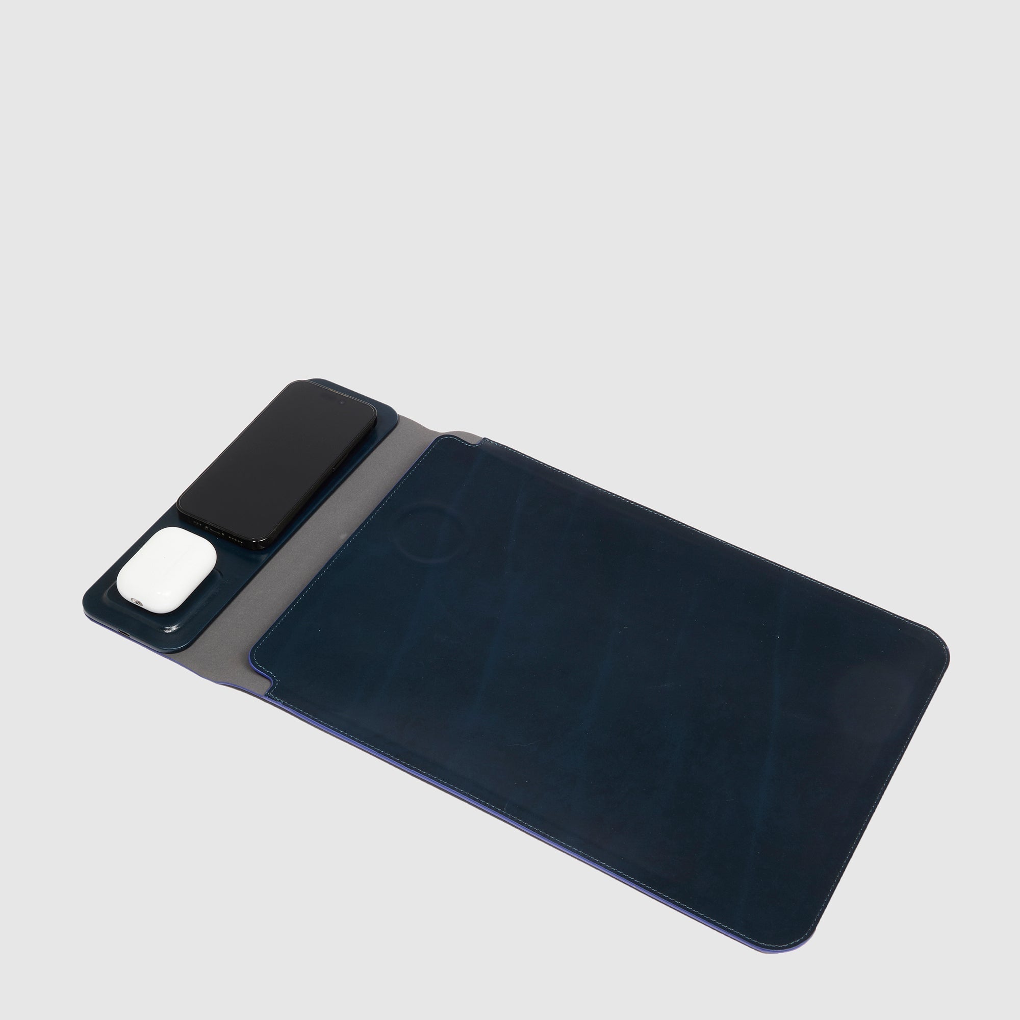 Laptop sleeve with 15W wireless charging