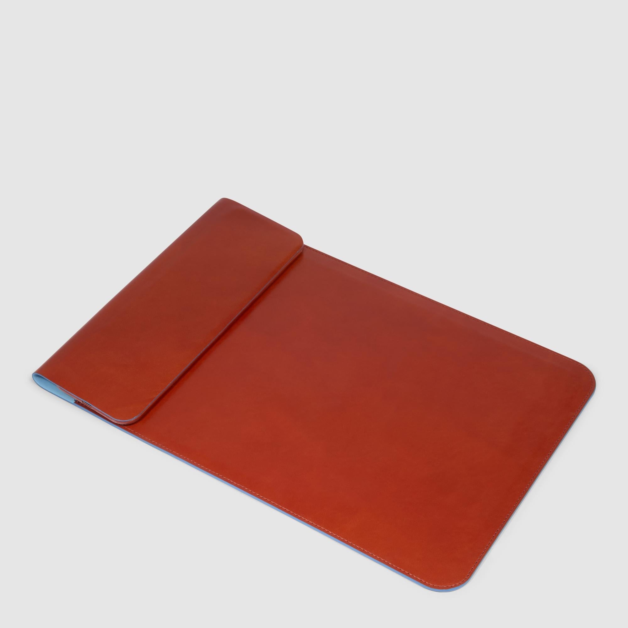 Laptop sleeve with 15W wireless charging