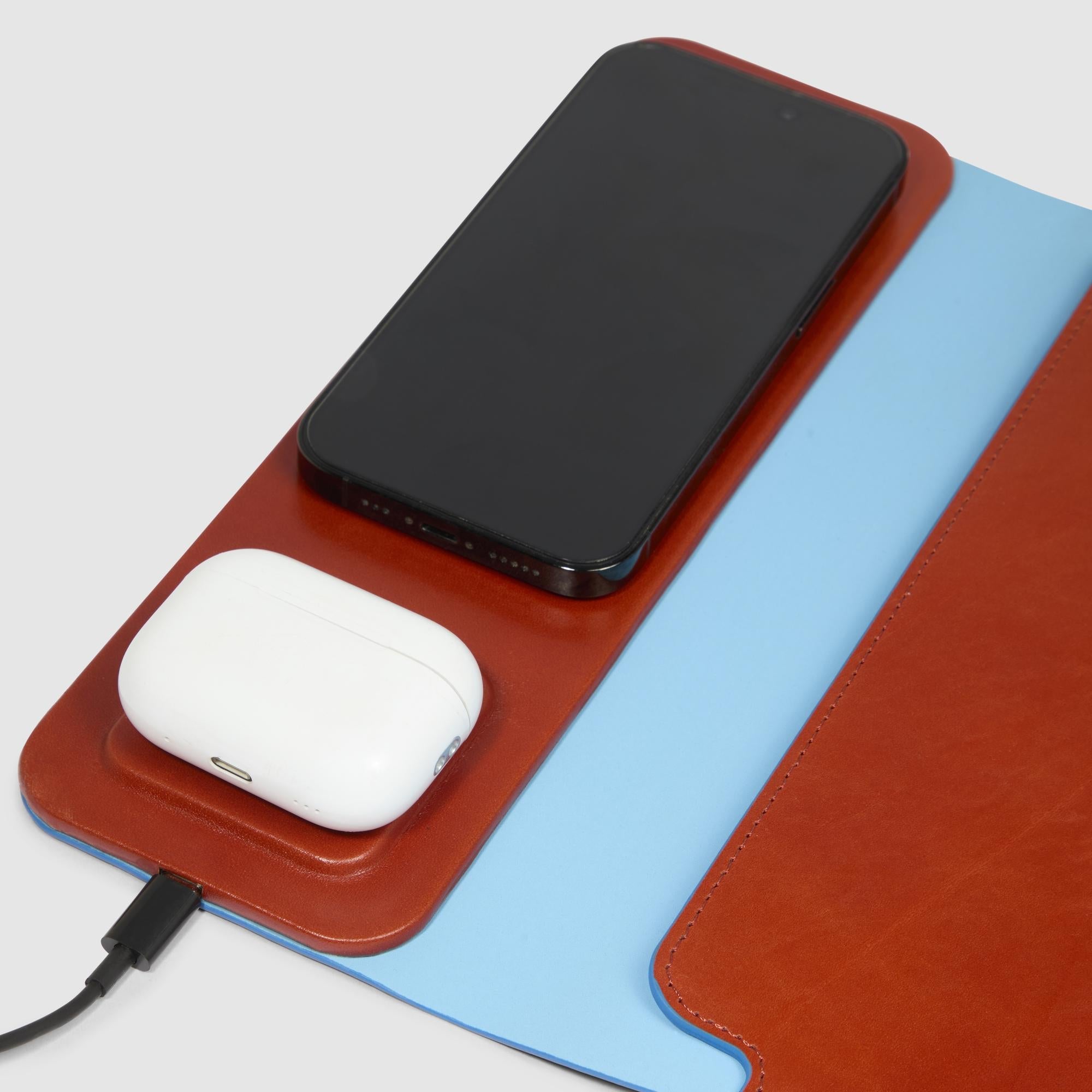 Laptop sleeve with 15W wireless charging