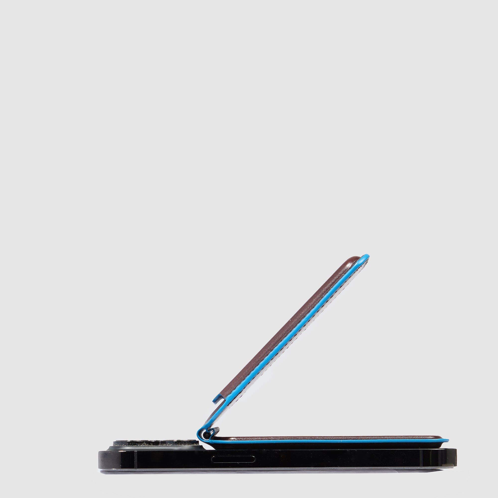 MagSafe wallet with rechargeable tracker - 5