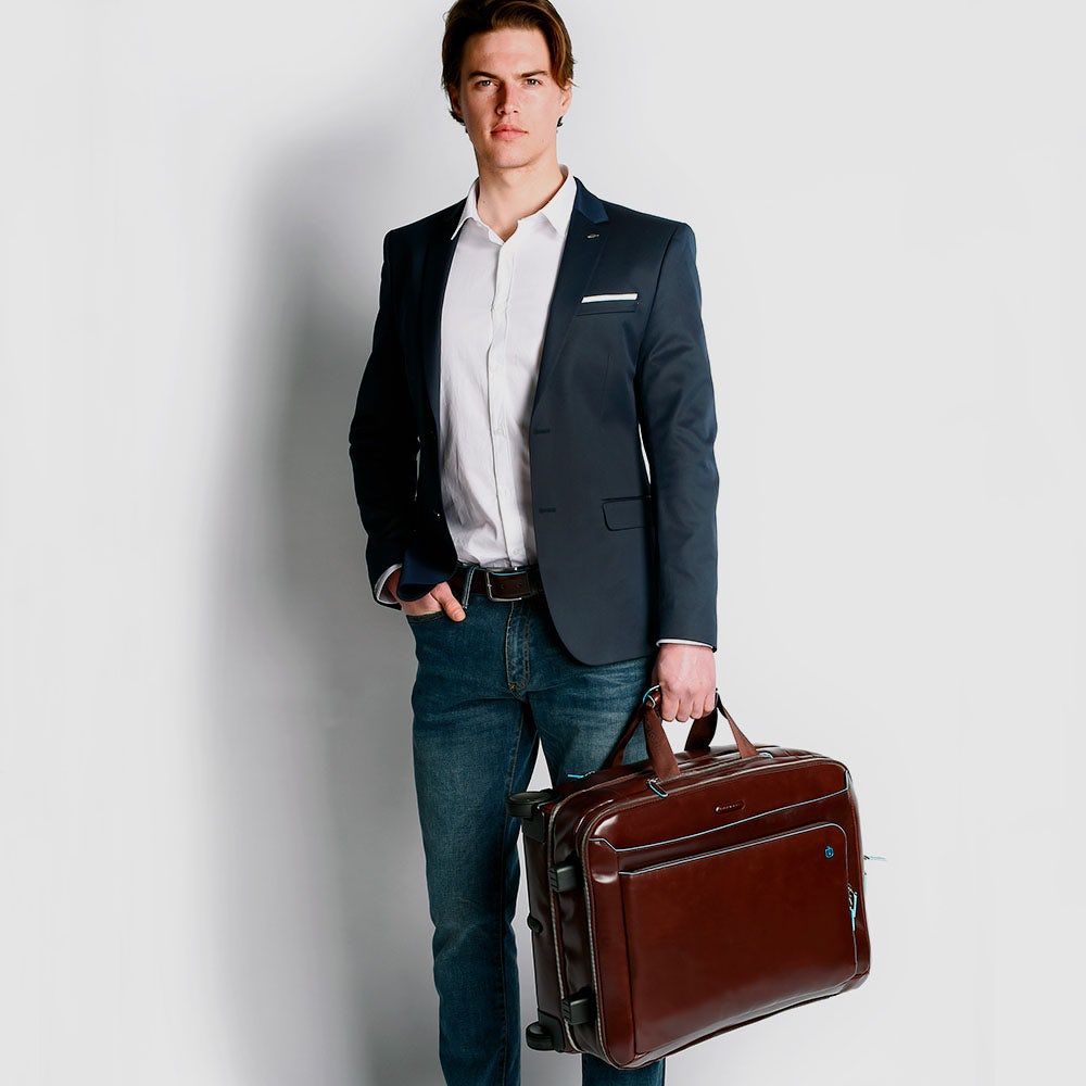 Cabin suitcase with garment sleeve - 7