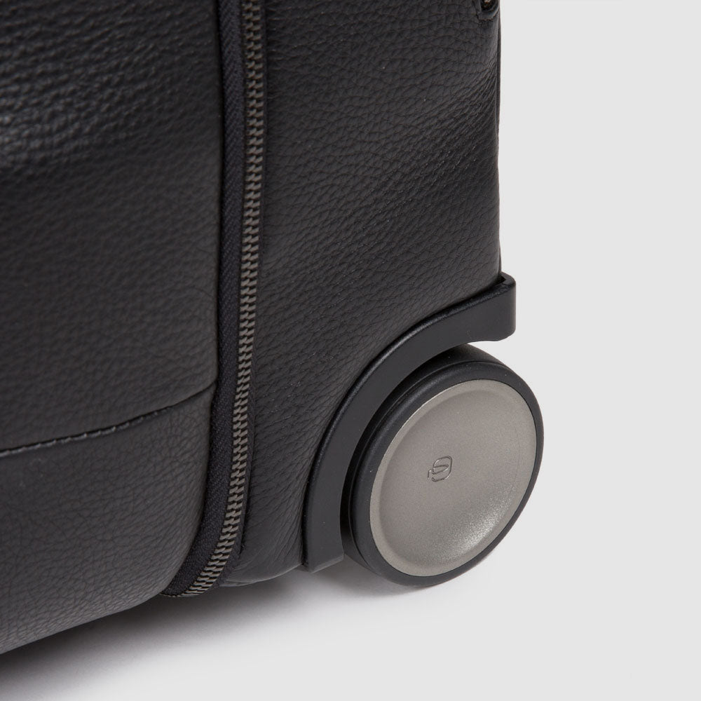 Cabin suitcase with garment sleeve - 4