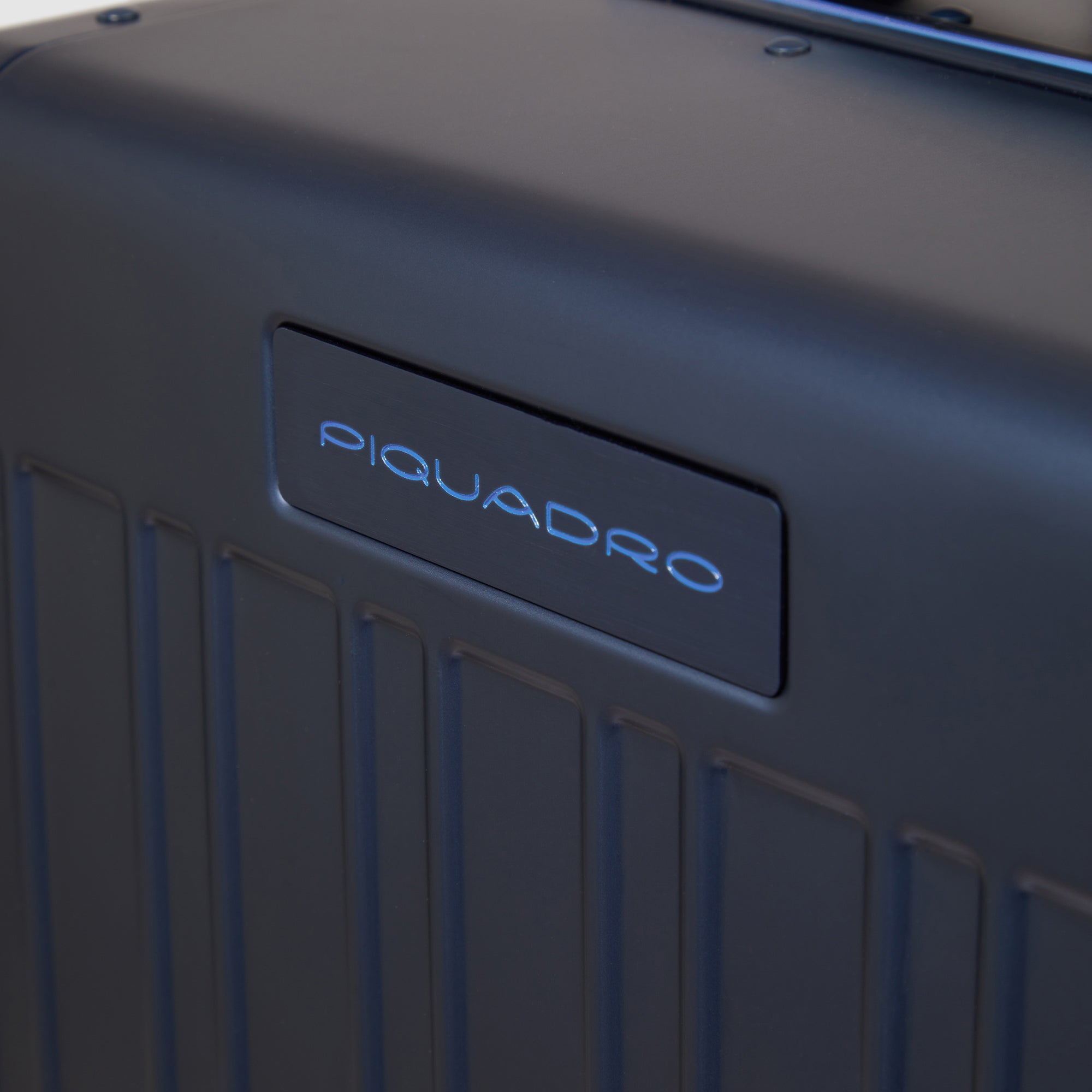 Slim, 4 wheel cabin suitcase