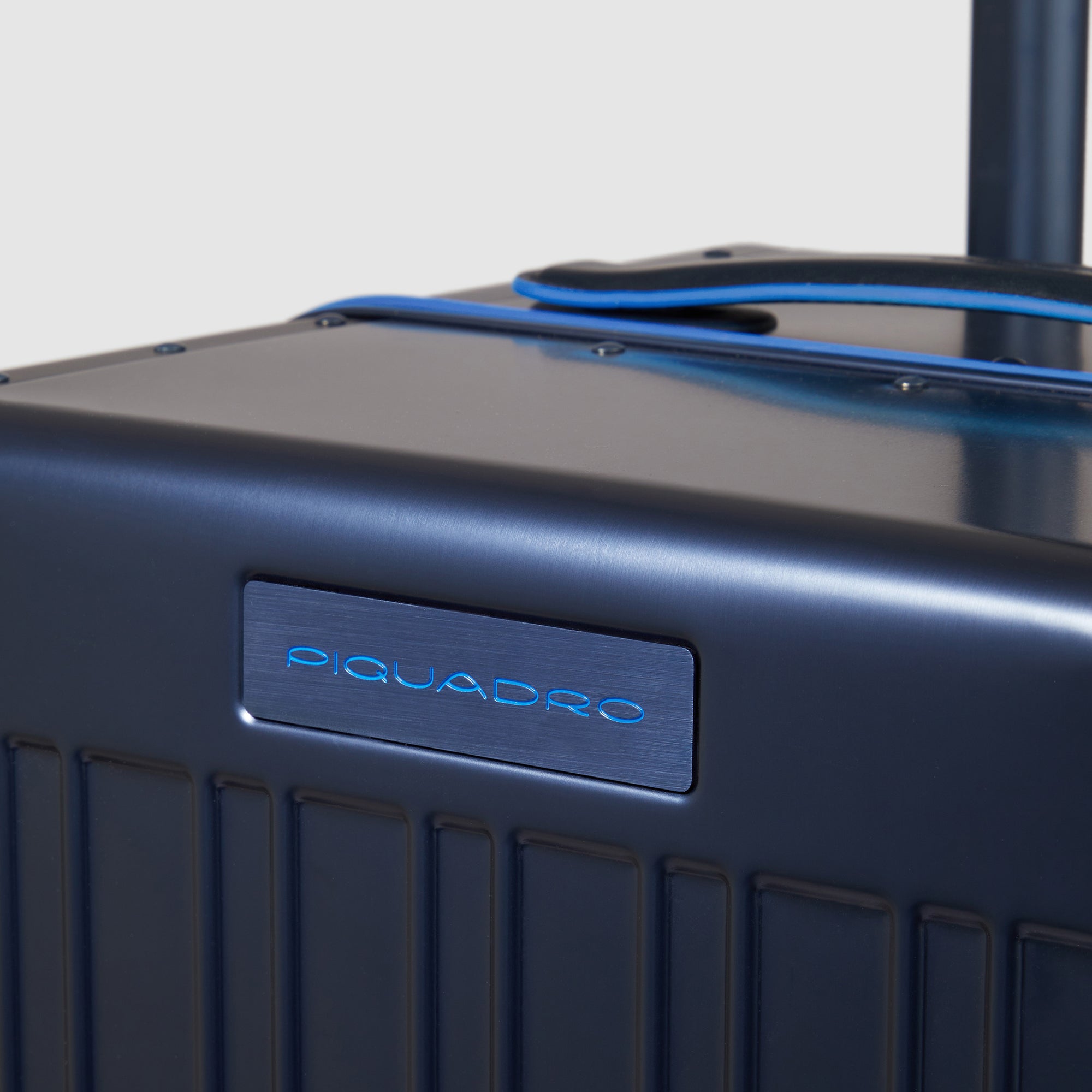 Medium size, 4 wheel suitcase - 6