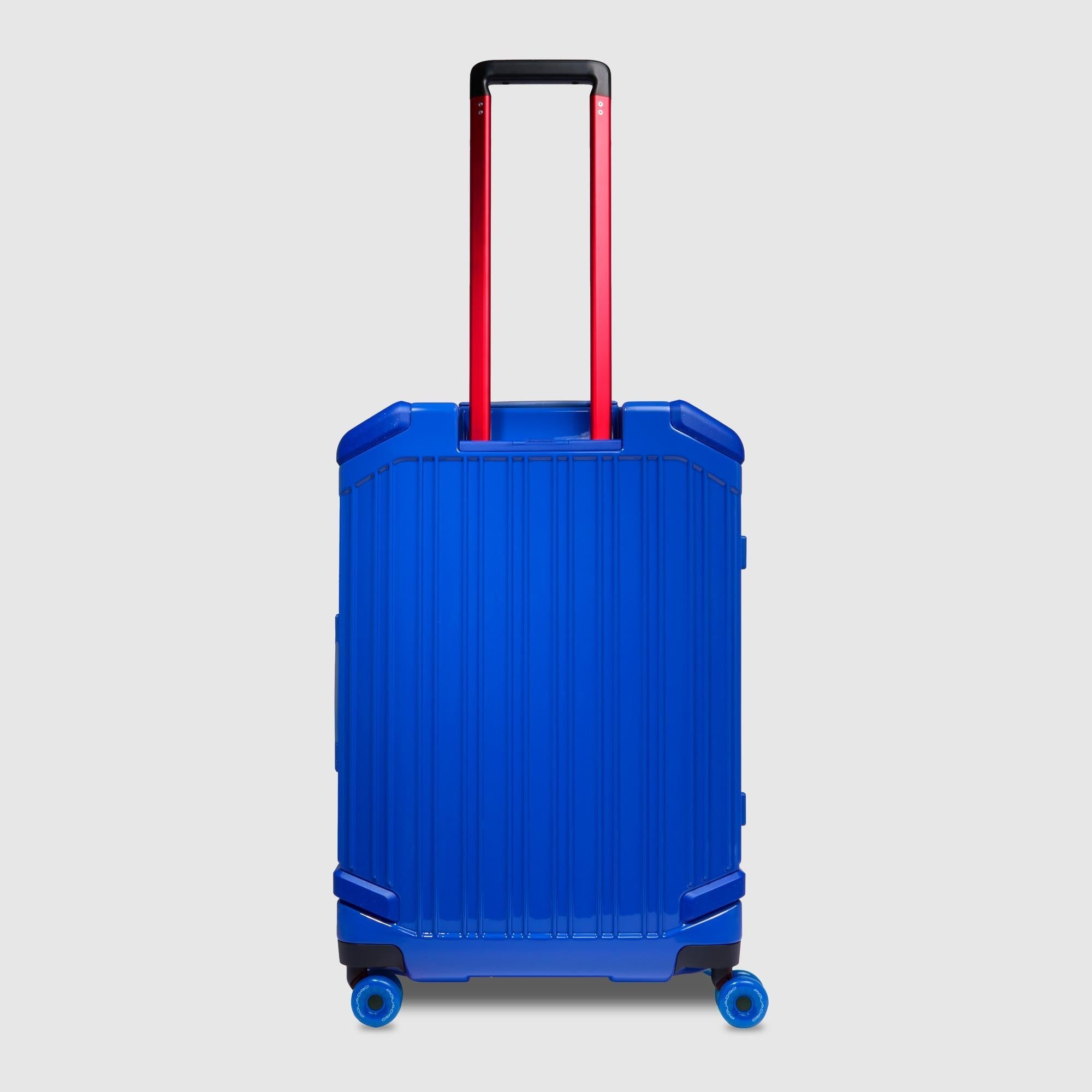 Medium size, expandable 4 wheel suitcase
