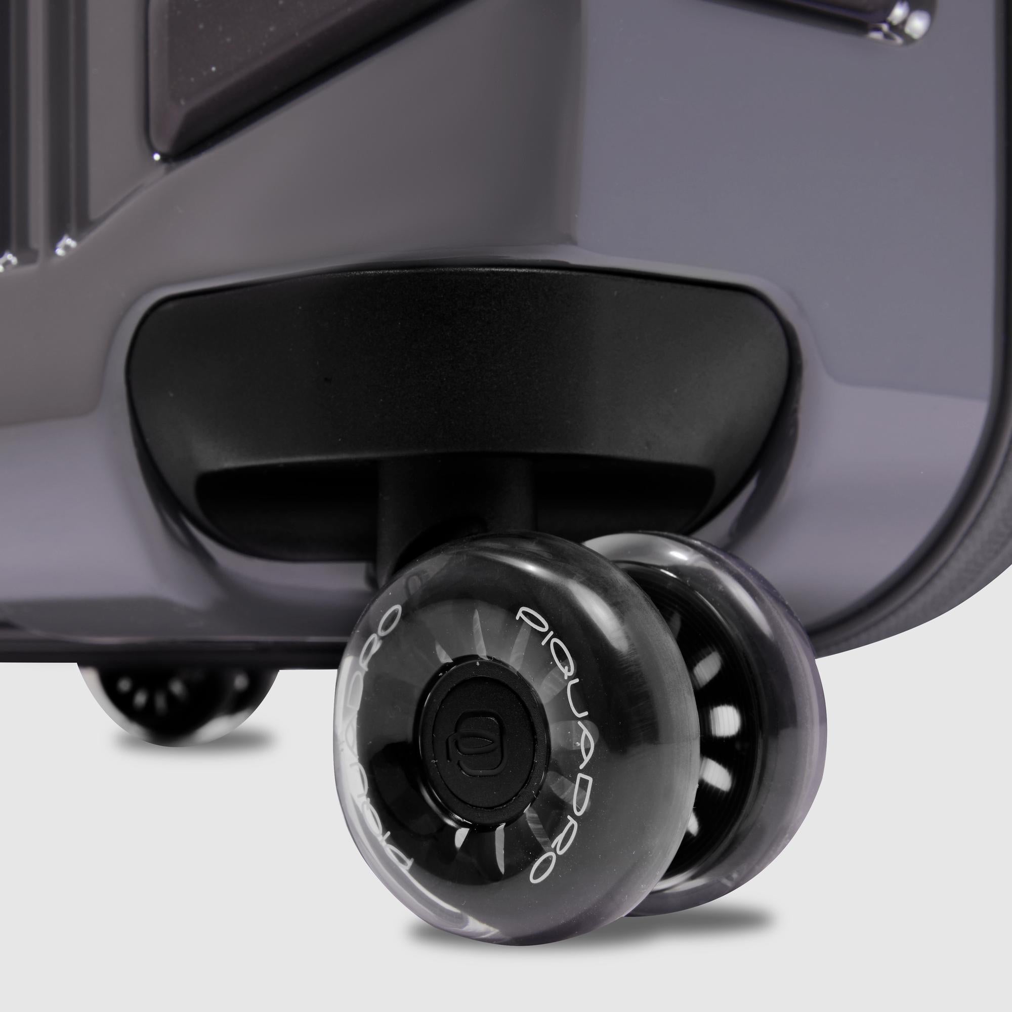 Medium size, expandable 4 wheel suitcase