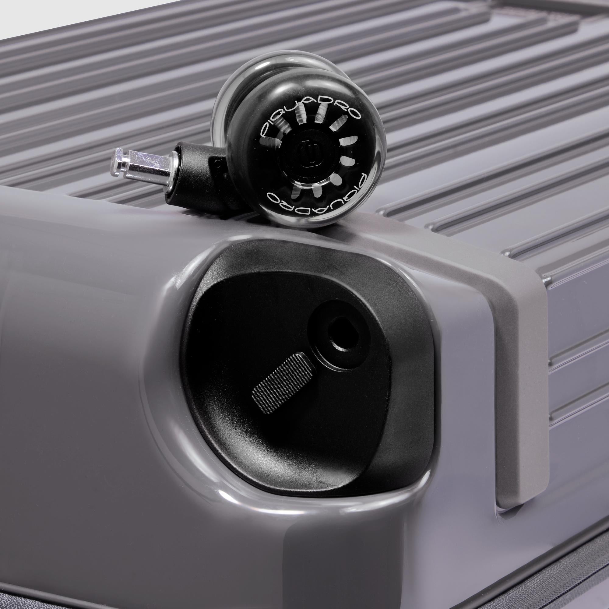 Medium size, expandable 4 wheel suitcase - 8