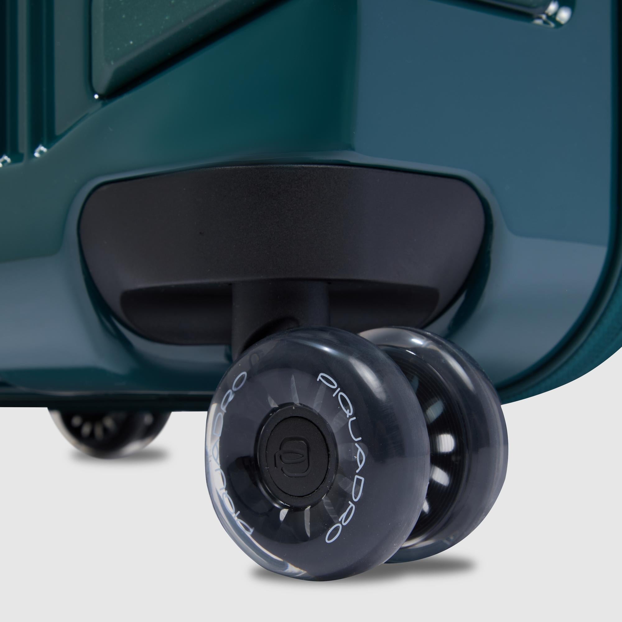 Medium size, expandable 4 wheel suitcase