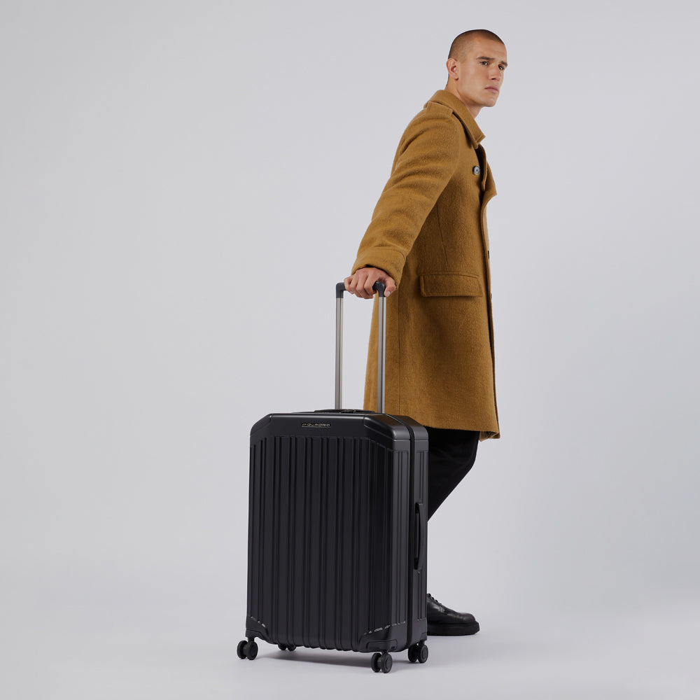 Mittelgroßer Hartschalentrolley mit vier Rollen - 4