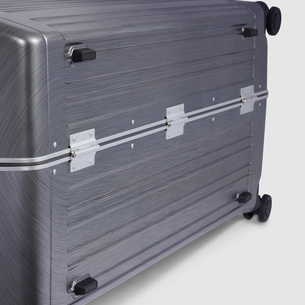 Hardside 4 wheel suitcase in trunk shape