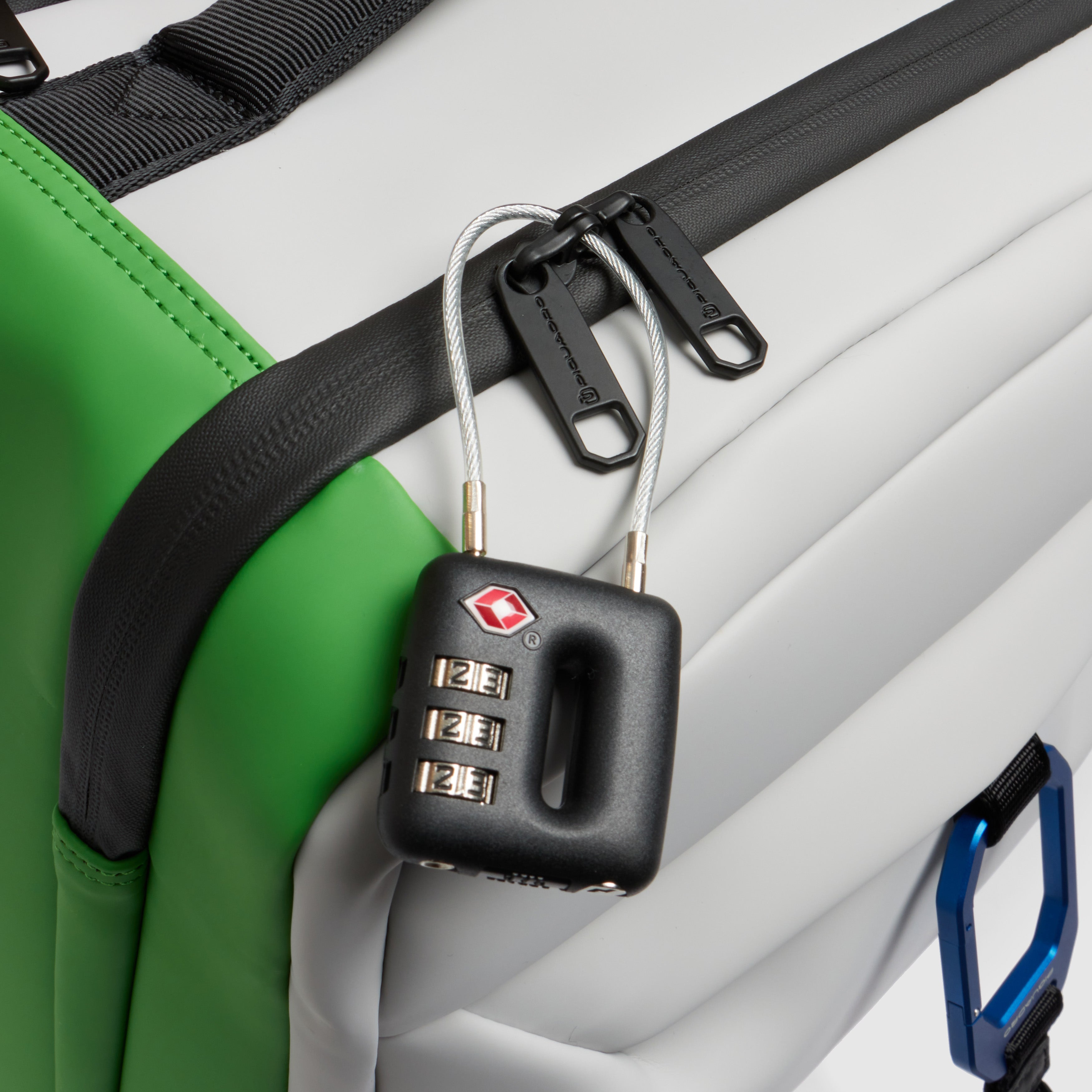 Duffle bag with wheels "Piquadro x FISI"