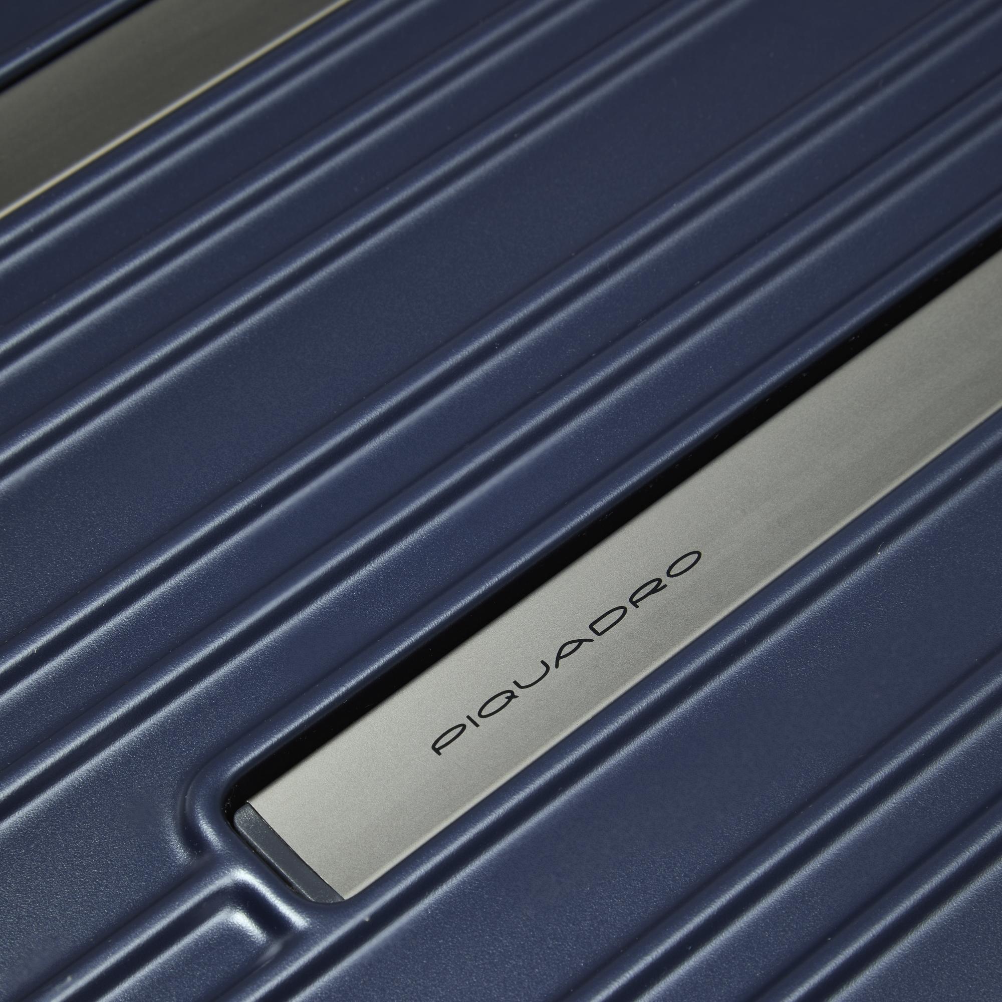 Medium size, expandable 4 wheel suitcase