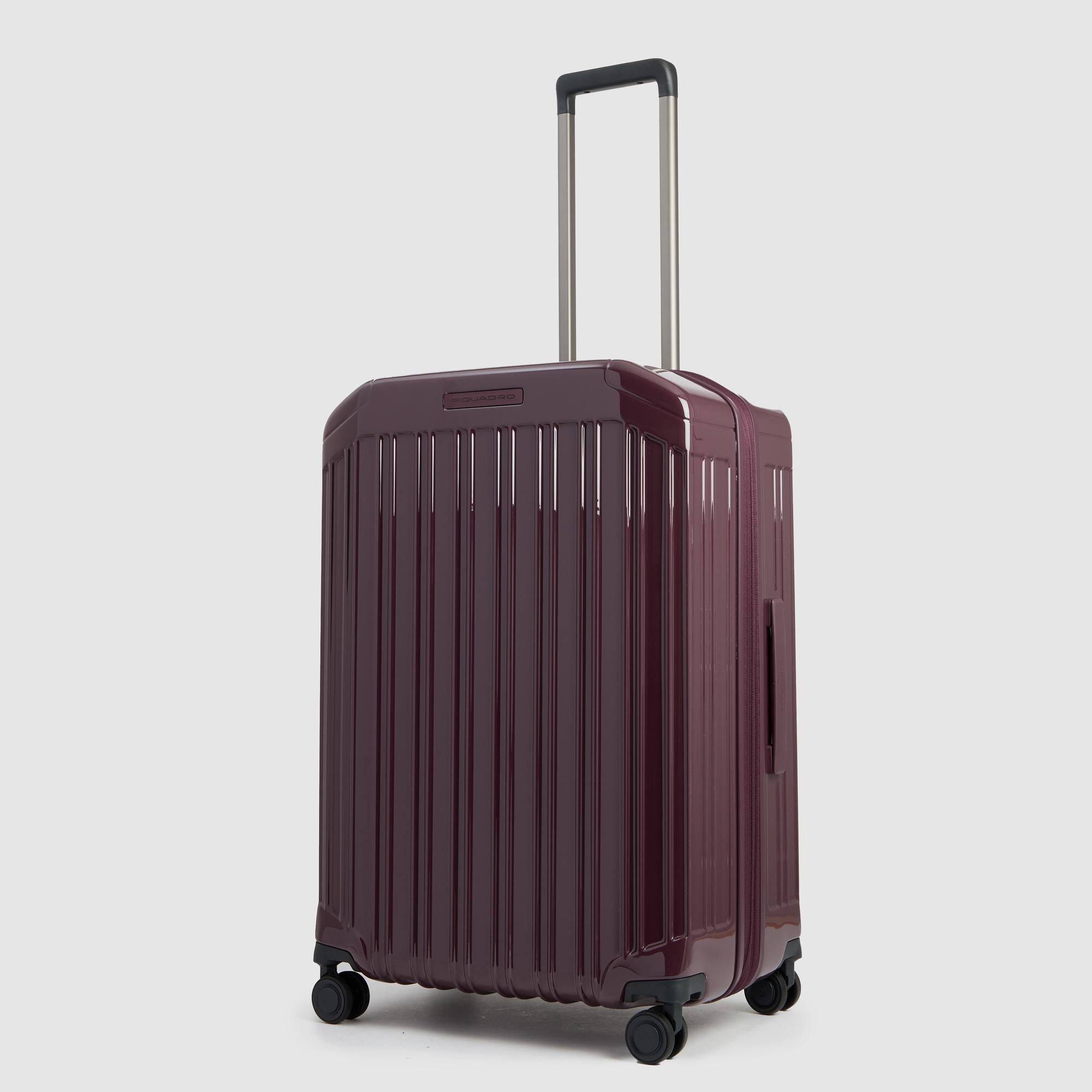 Medium size, expandable 4 wheel suitcase