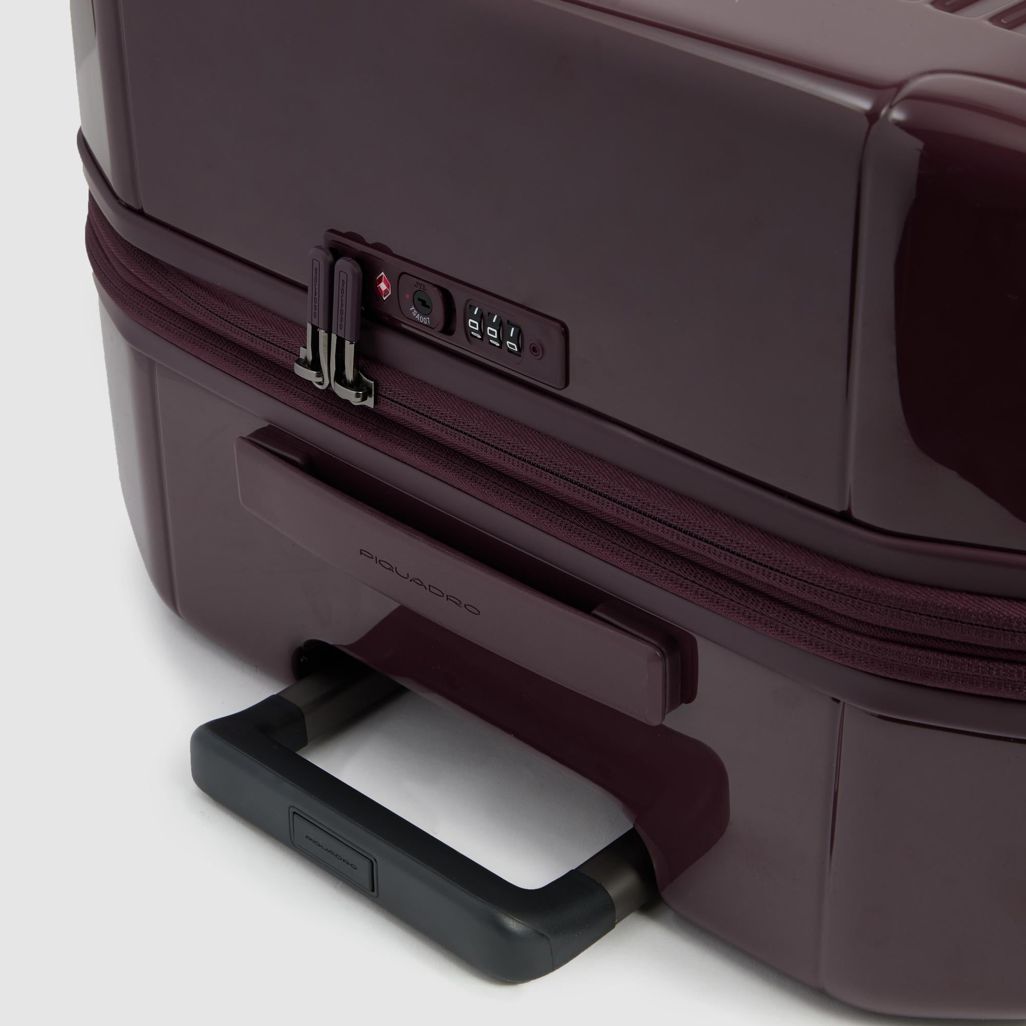 Medium size, expandable 4 wheel suitcase