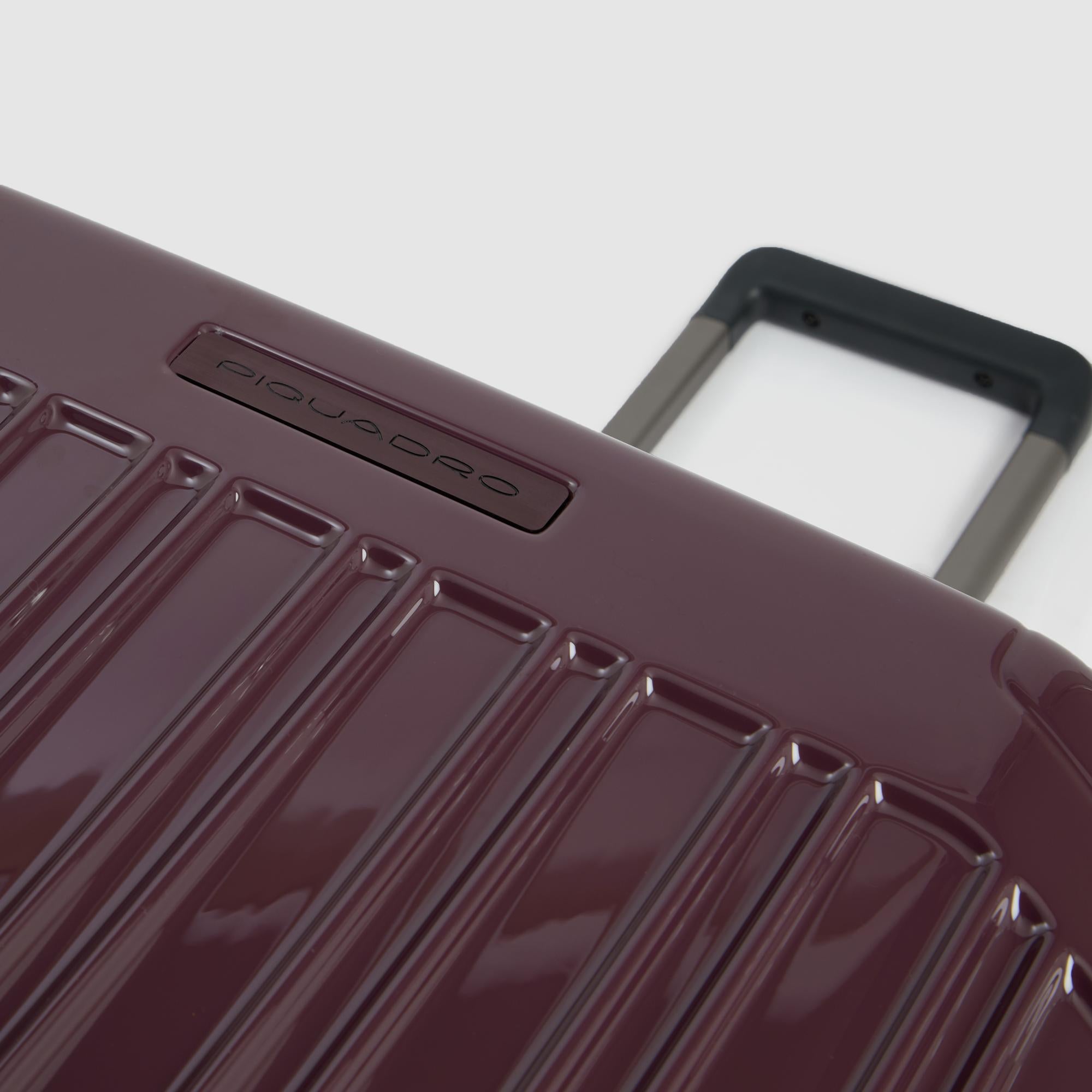 Medium size, expandable 4 wheel suitcase