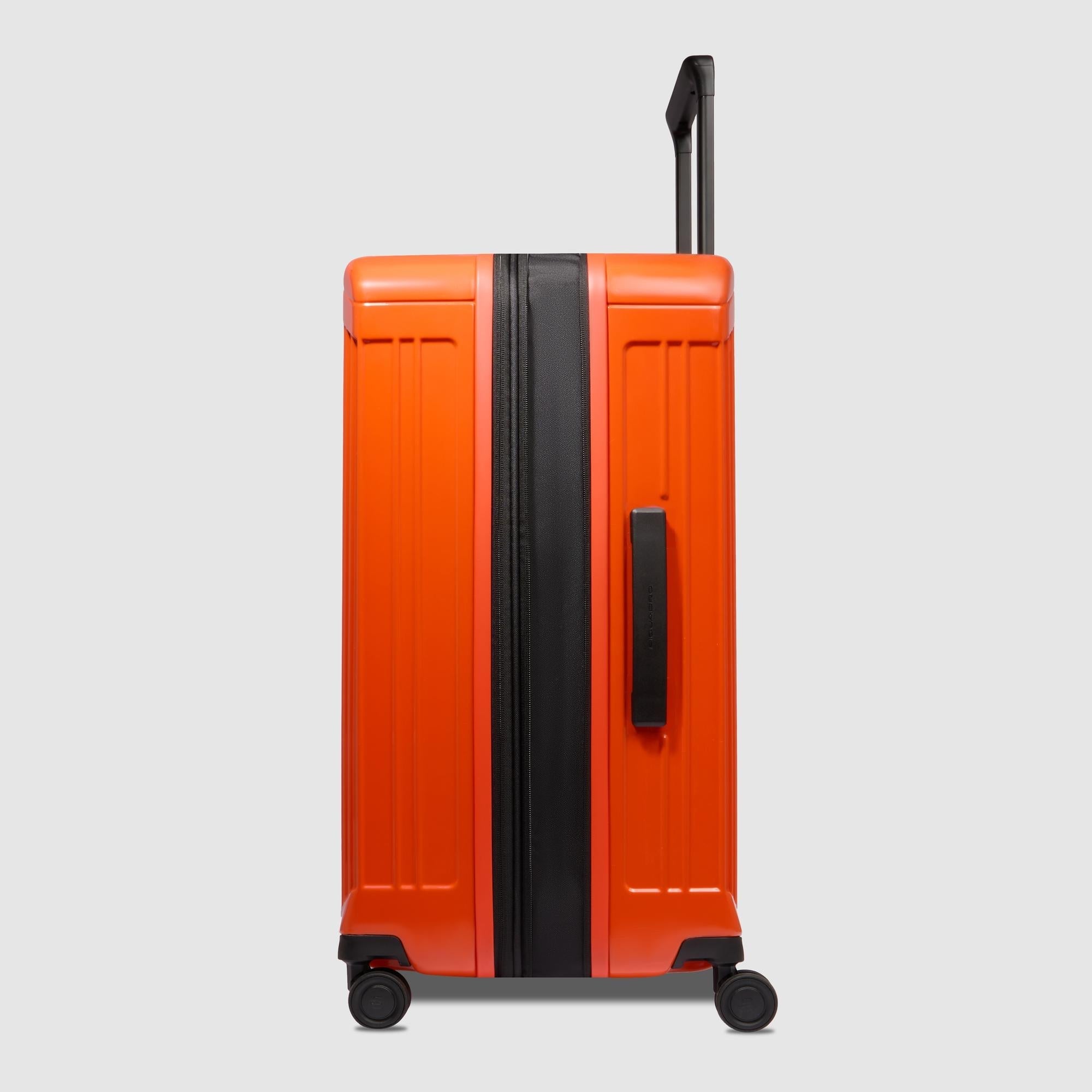 Medium size, expandable 4 wheel suitcase