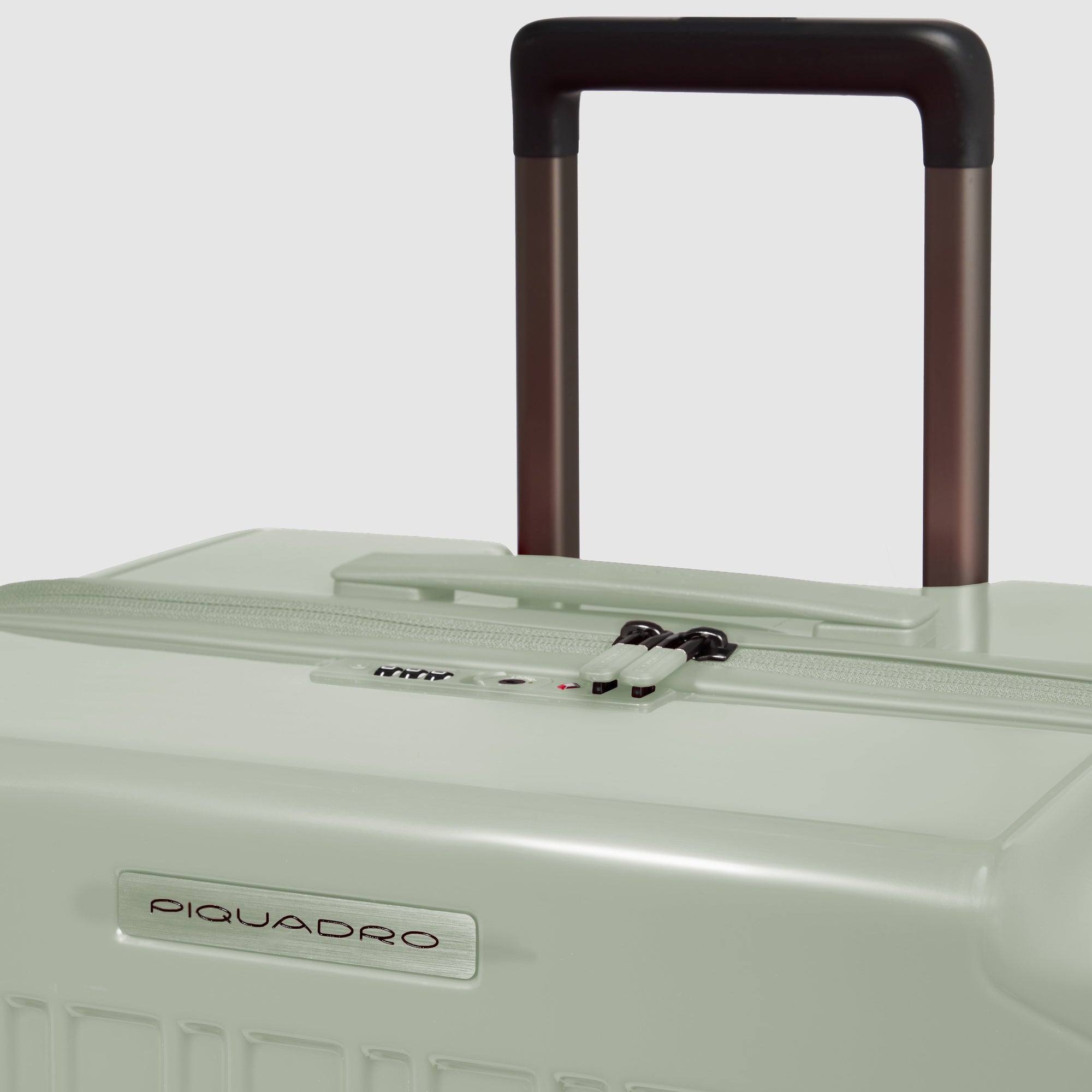 Expadable, large 4 wheel suitcase