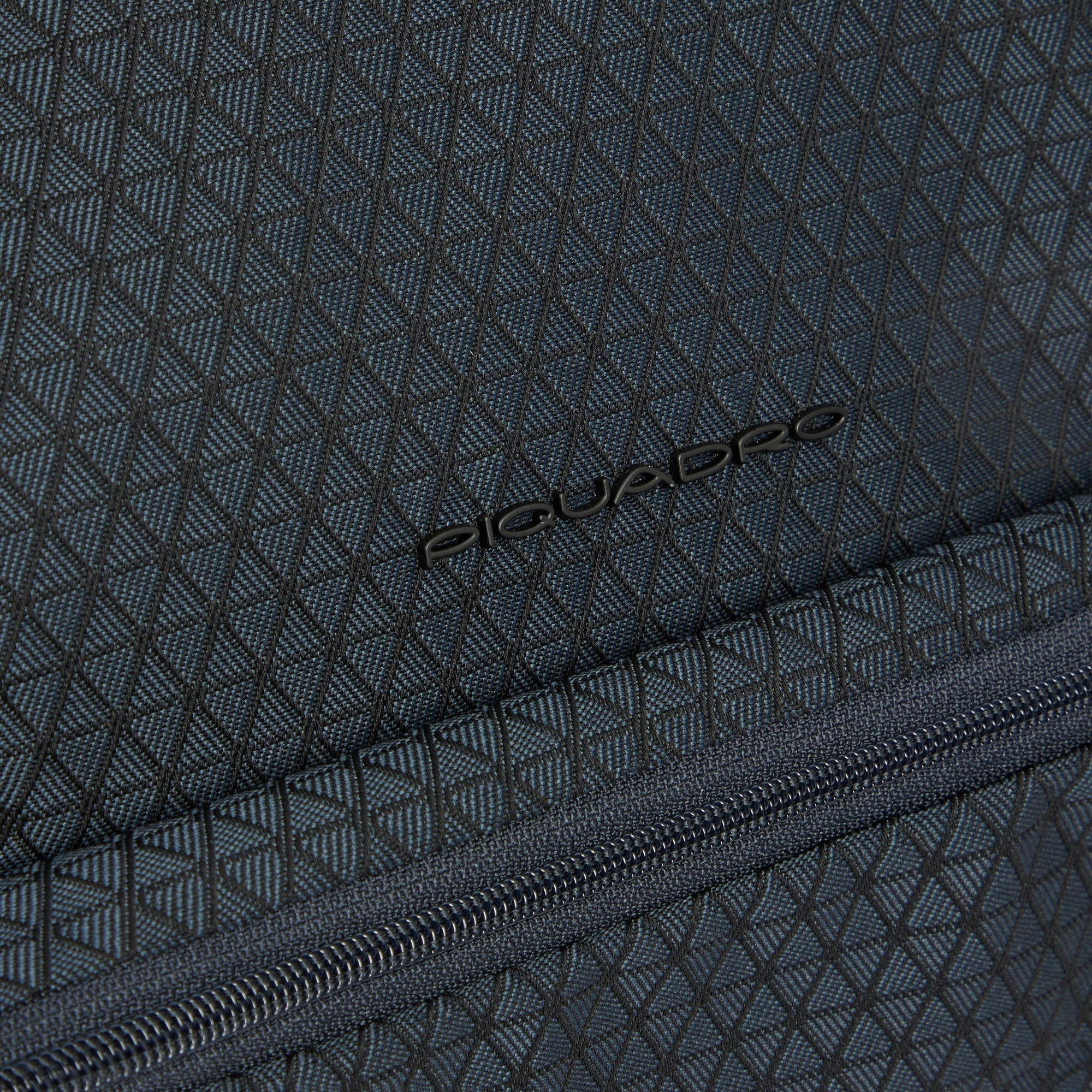 Foldable travel bag in recycled textile