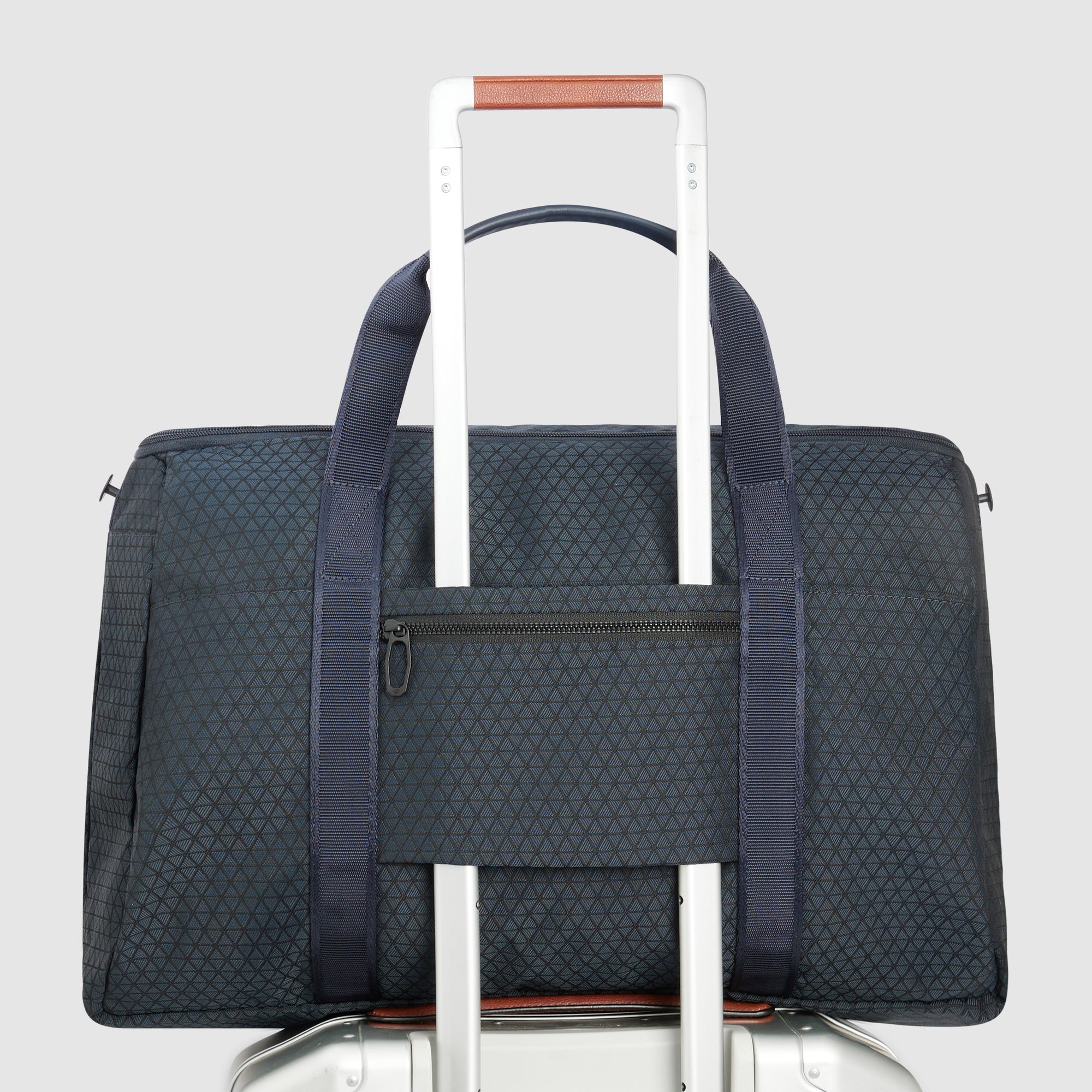 Foldable travel bag in recycled textile