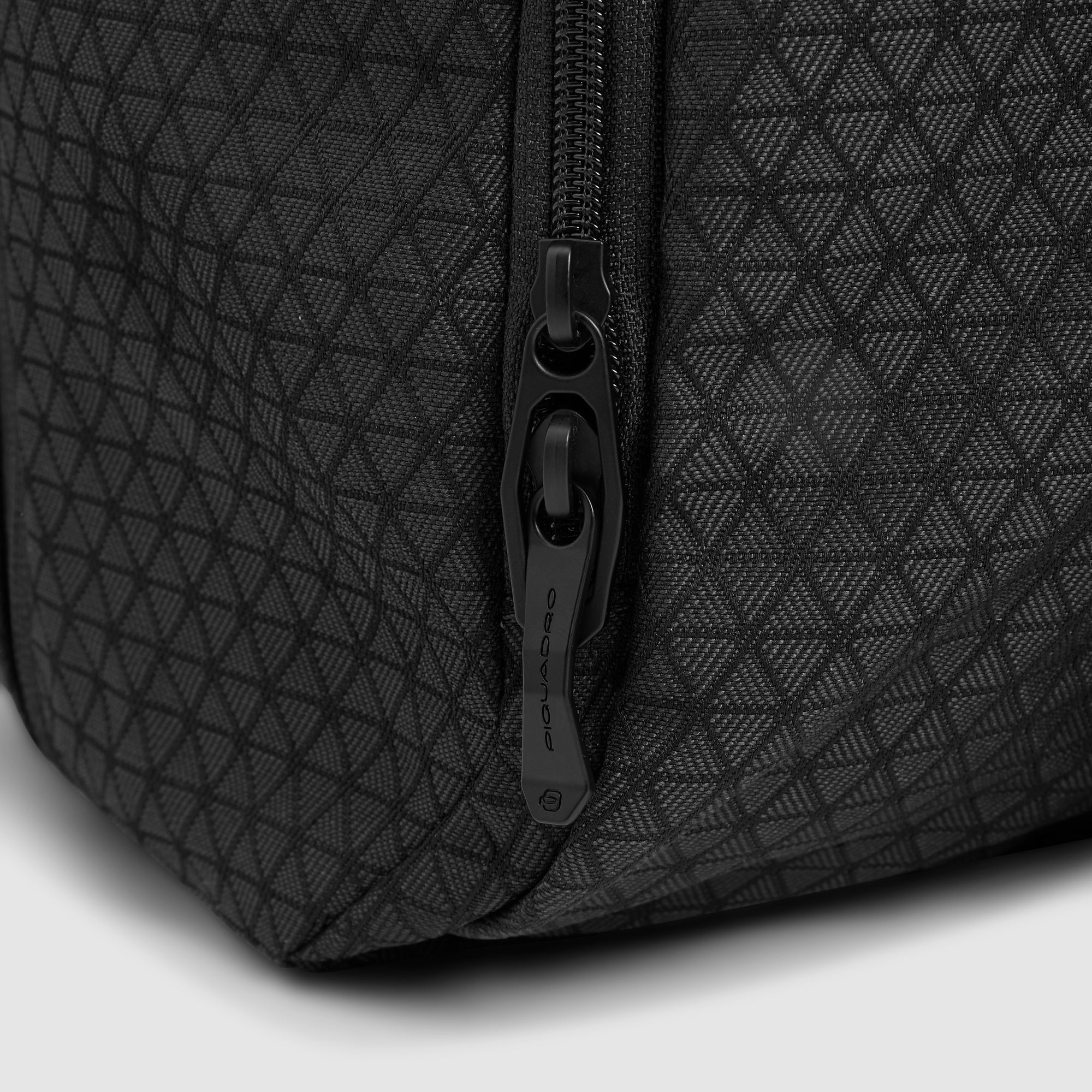 Foldable travel bag in recycled textile