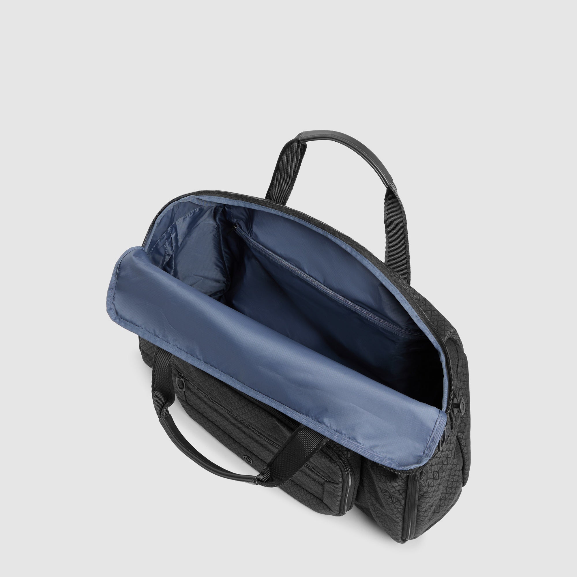 Foldable travel bag in recycled textile