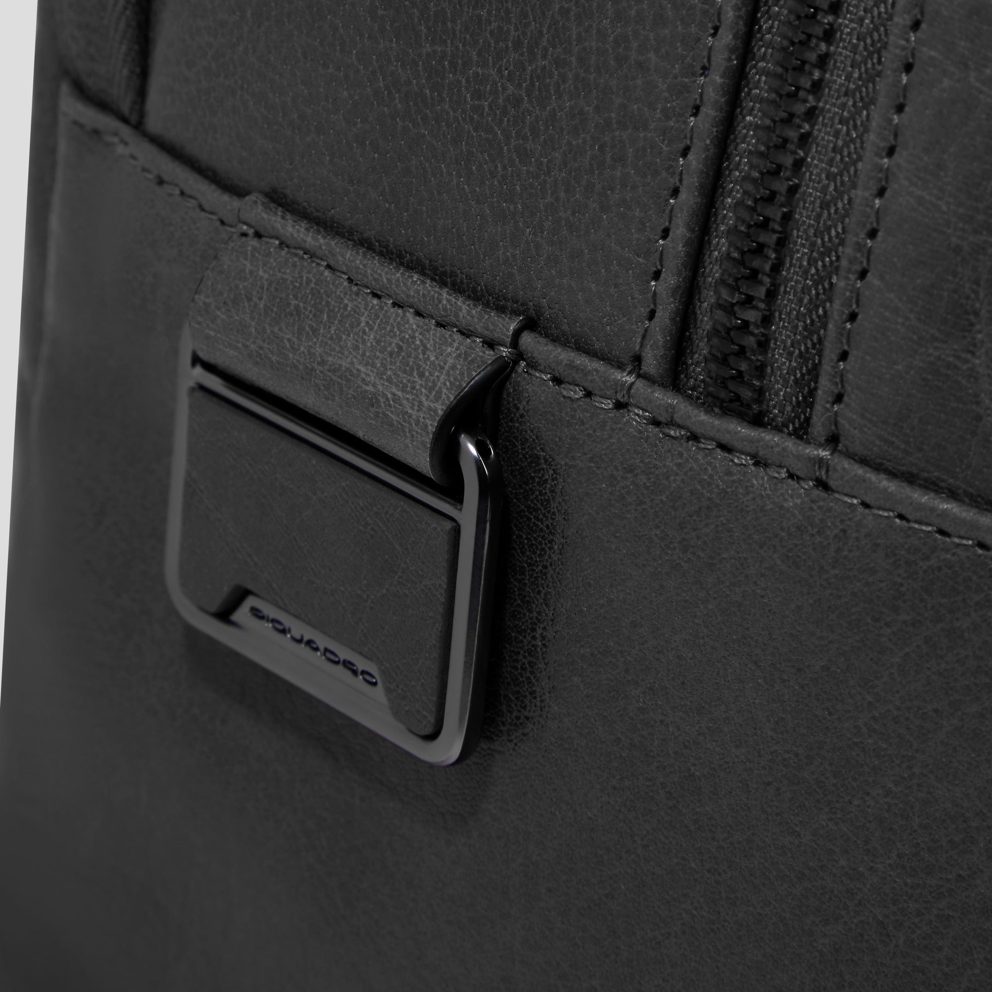 Personalizable duffel bag