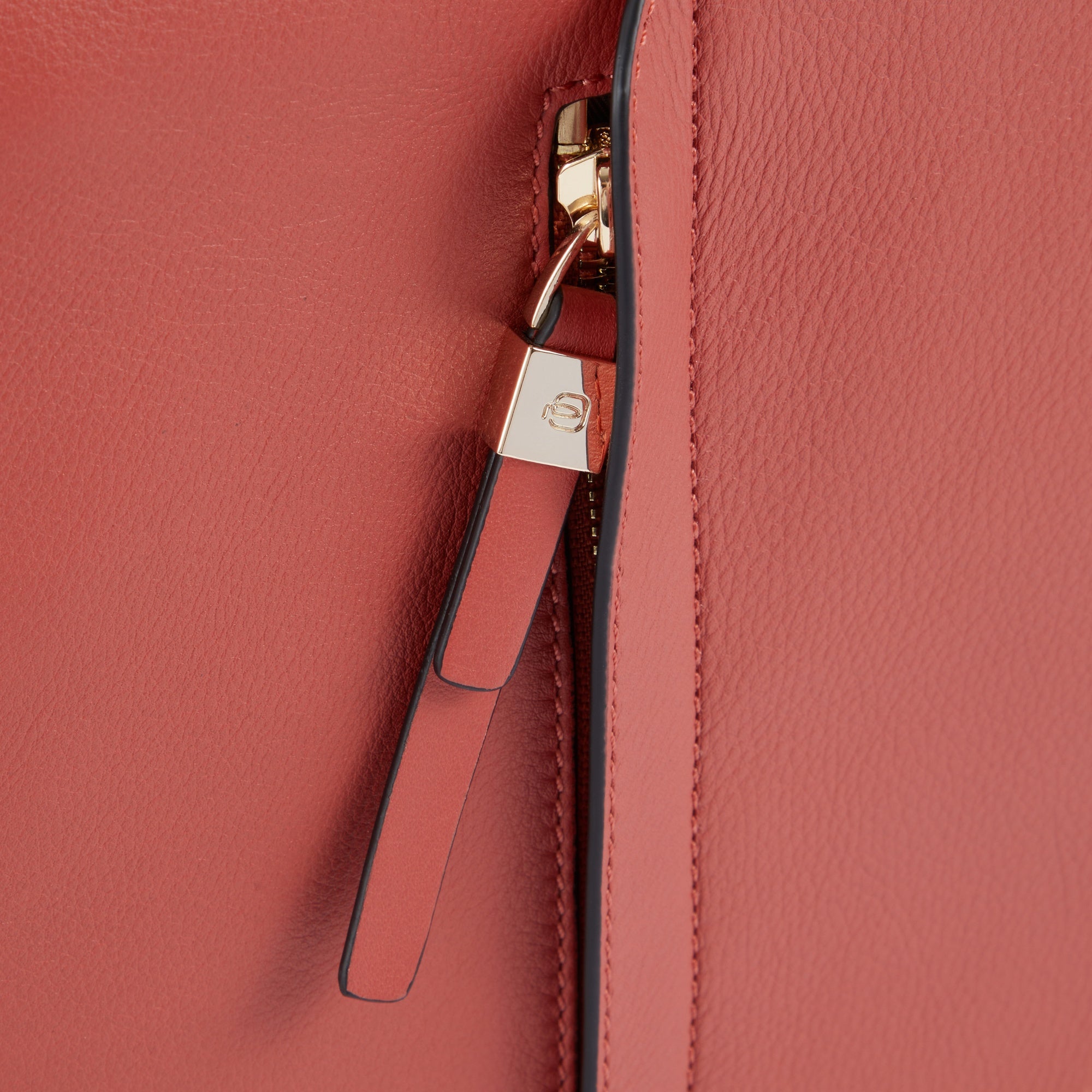 Slim, women's laptop bag 15,6" - 5