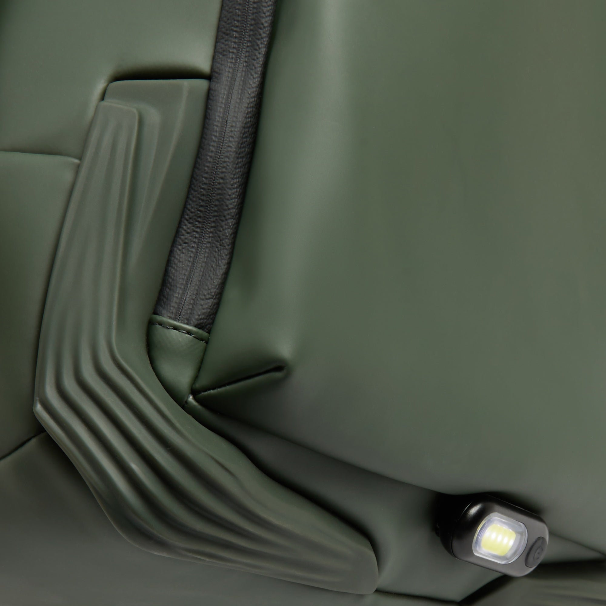 Water resistant travel laptop backpack 15,6"