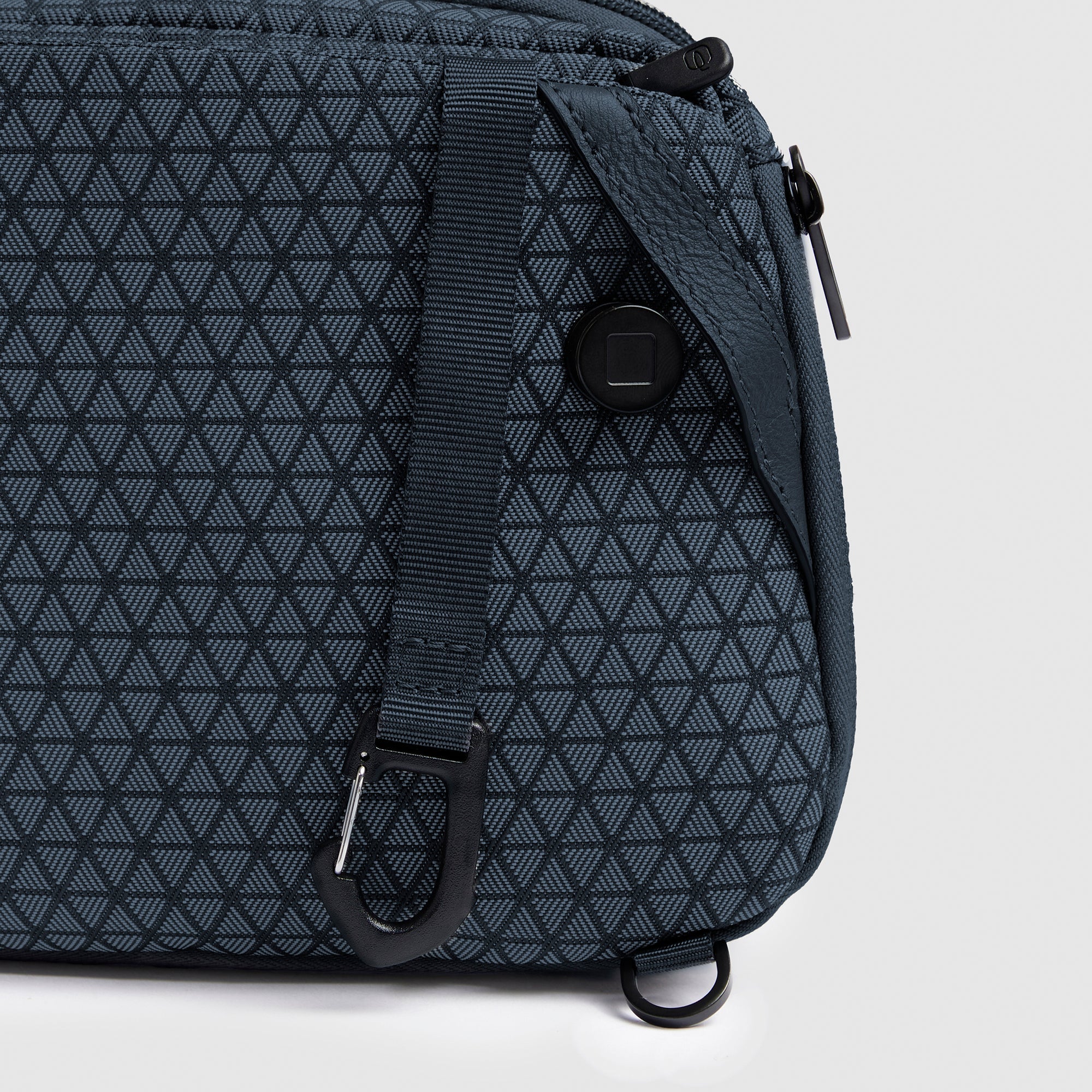 Expandable bum bag in recycled fabric