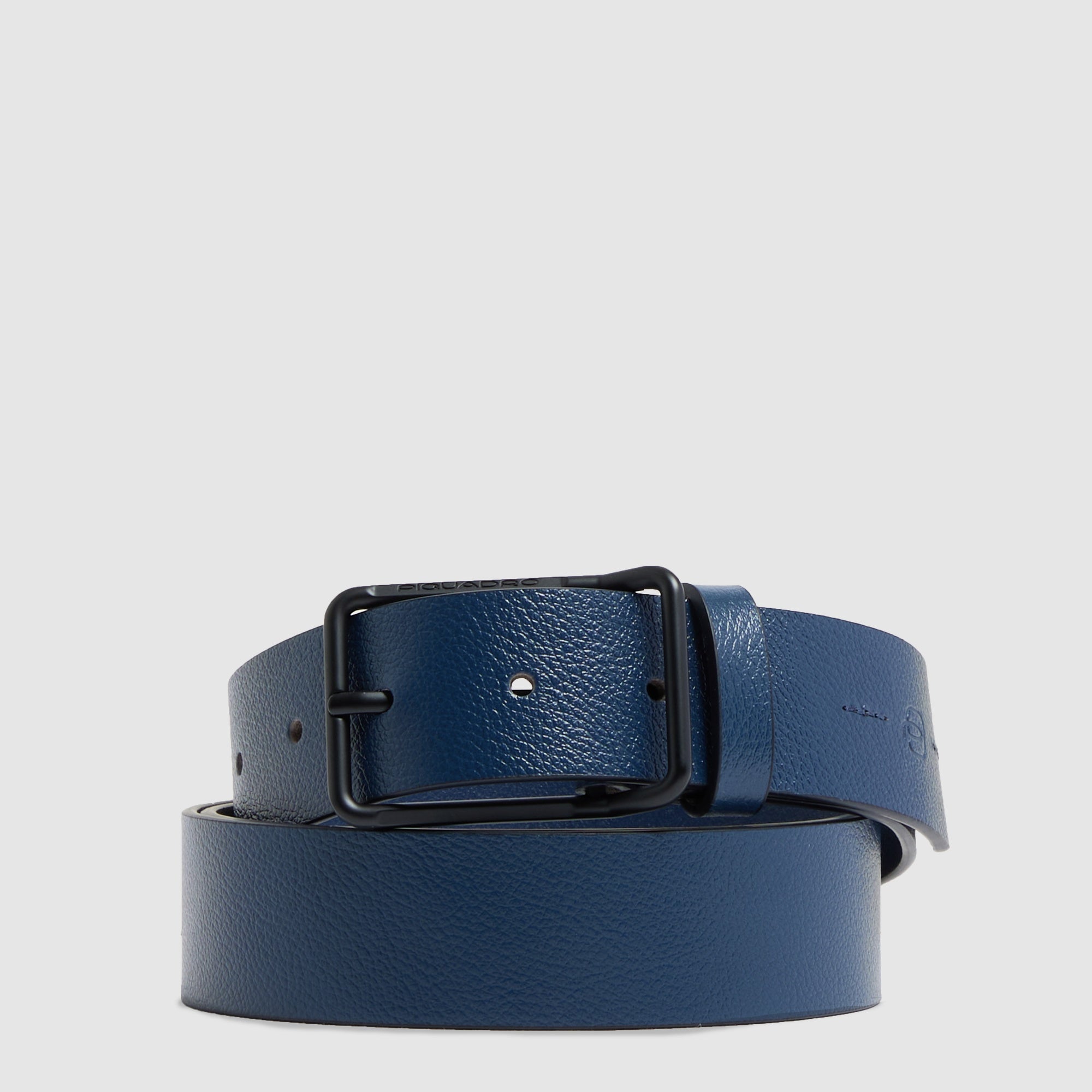 Men’s leather belt with prong buckle
