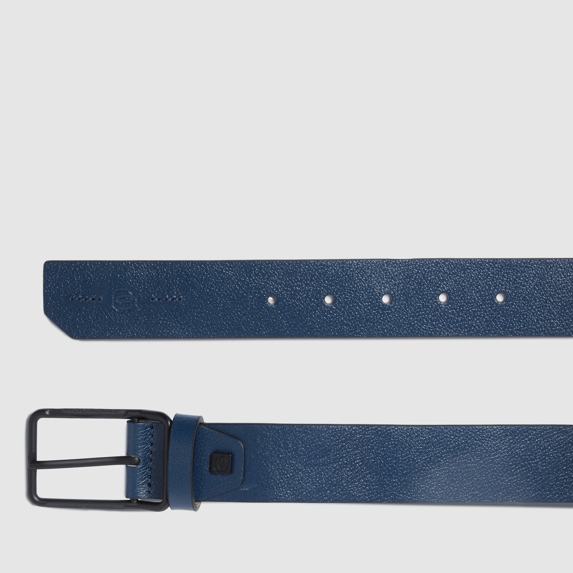 Men’s leather belt with prong buckle