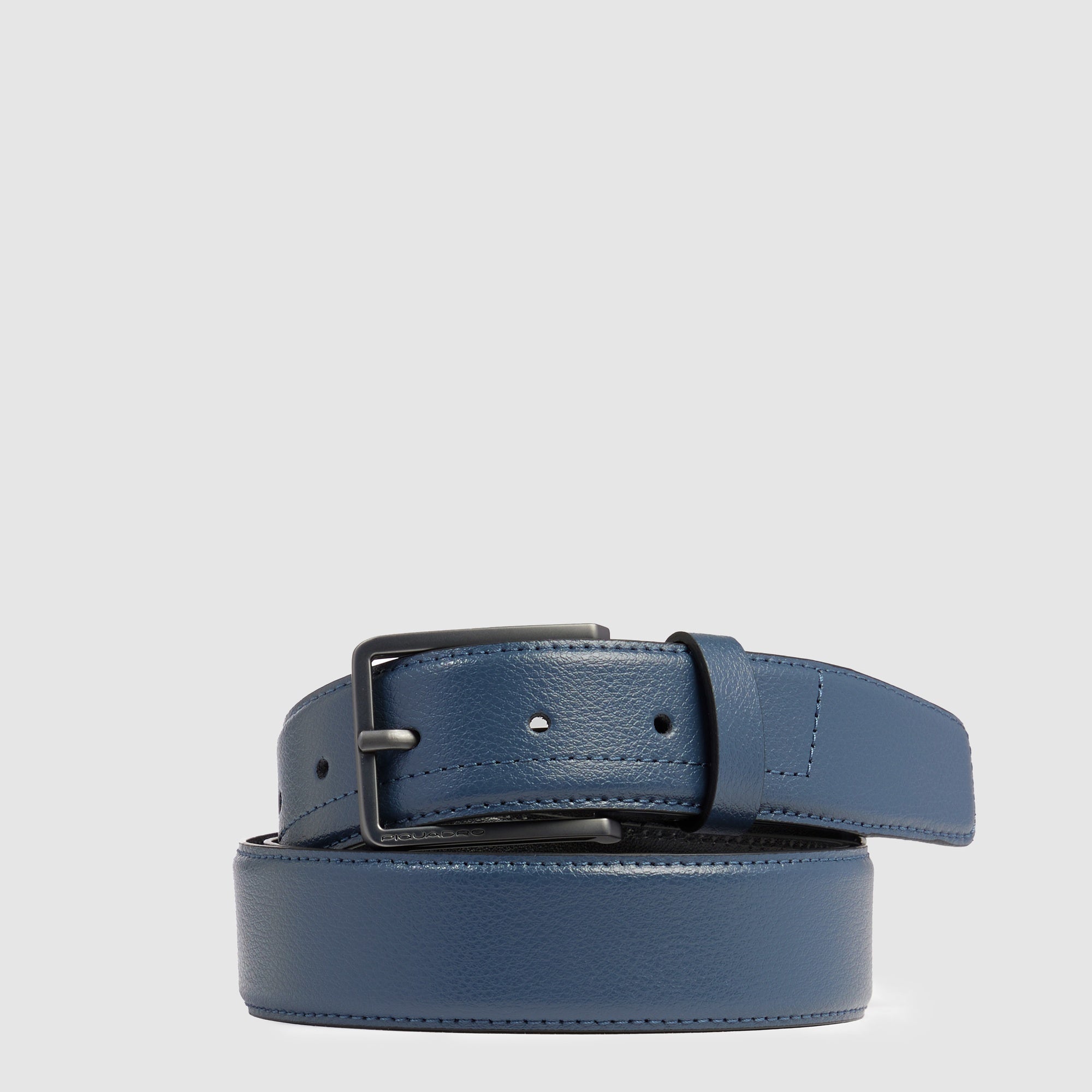 Men’s leather belt with prong buckle