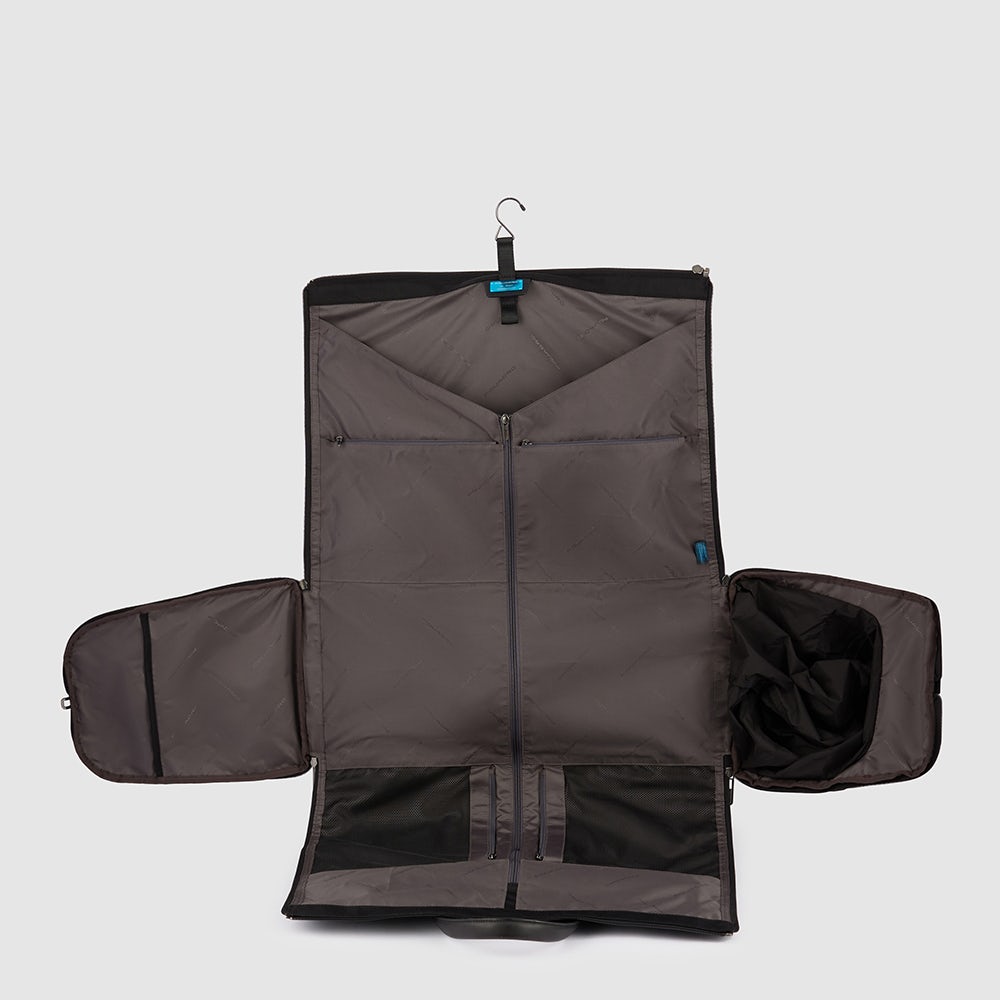 Hanging garment duffel bag in recycled textile