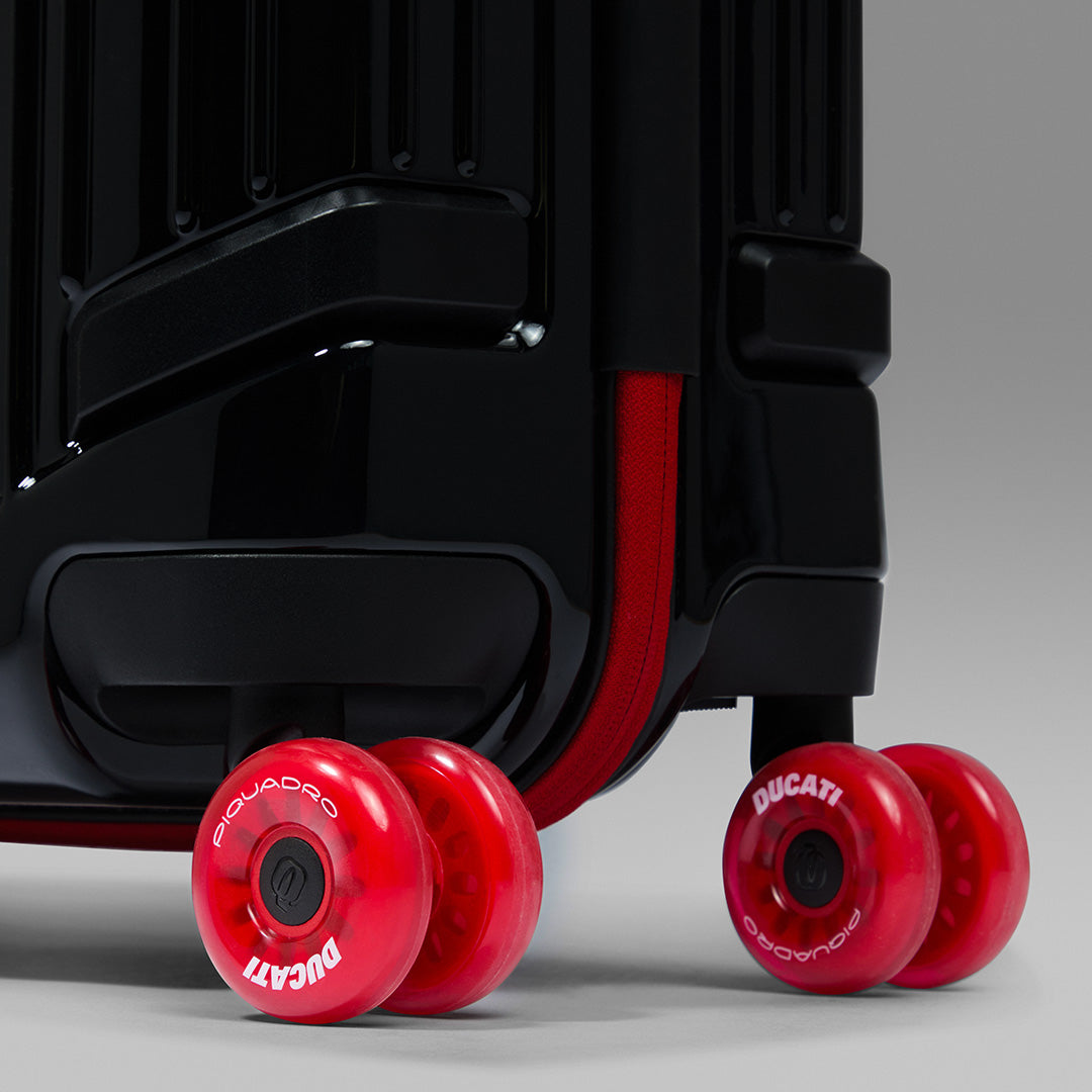 Trolley with interchangeable red wheels – detail